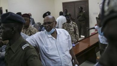 البشير يحي مناصريه خلال احدى جلسات المحكمة