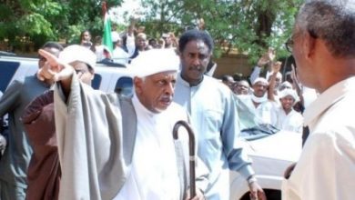 السيد محمد عثمان الميرغني يأمر عددا من اتباعه - إرشيفية