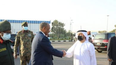 قائد الانقلاب خلال مغادرته للإمارات من مطار الخرطوم