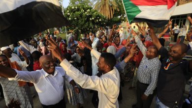 صحفيون سودانيون يحتفلون بفوز عبد المنعم أبو إدريس بمنصب النقيب