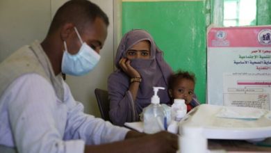 سيدة تزور مركز سوء التغذية بمستشفى هيا ، شرقي السودان مع طفلها