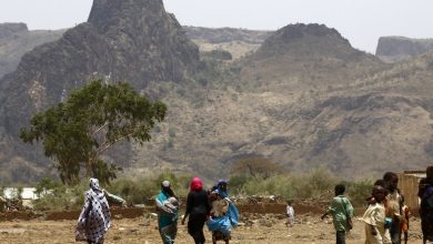 قرويون سودانيون يسيرون في بلدة قولو بوسط دارفور في السودان، 19 يونيو 2017 - AFP