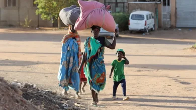 سودانيون يهربون من منازلهم في الخرطوم بسبب الاشتباكات - فرانس برس