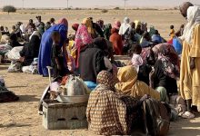 نازحون من غرب دارفور يغادرون مناطق الاشتباكات باتجاه الحدود مع تشاد.
