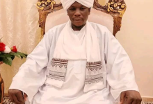رئيس الوزراء السوداني كامل إدريس خلال اجتماع حكومي