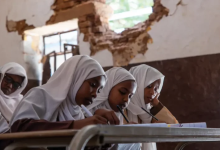 أطفال سودانيون خارج المدرسة بسبب الحرب وتضرر قطاع التعليم في السودان
