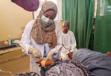 طبيبة تُداوي مريضة بالكوليرا في مستشفى بالخرطوم ــ صورة لـ "منظمة الصحة العالمية".