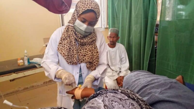 طبيبة تُداوي مريضة بالكوليرا في مستشفى بالخرطوم ــ صورة لـ "منظمة الصحة العالمية".