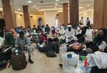 مجموعة من العائدين السودانيين من يوغندا إلى مطار الخرطوم