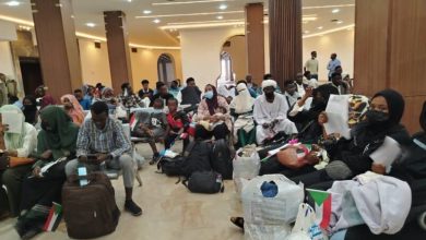 مجموعة من العائدين السودانيين من يوغندا إلى مطار الخرطوم