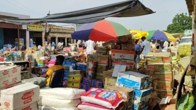 يشكو السودانيون من ارتفاع أسعار السلع بمعدلات لا يمكن مجاراتها