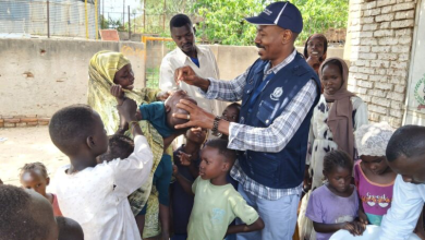 طفل يتلقى جرعة من لقاح الكوليرا خلال حملة تطعيم في غرب السودان