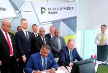 وزير الدولة بالمالية السوداني والرئيس التنفيذي لبنك التنمية البيلاروسي خلال التوقيع على اتفاقية تمويل الصادرات بين البلدين في مينسك
