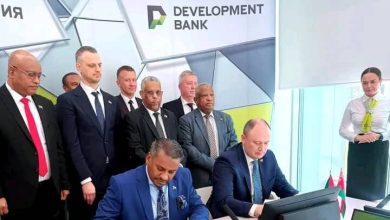 وزير الدولة بالمالية السوداني والرئيس التنفيذي لبنك التنمية البيلاروسي خلال التوقيع على اتفاقية تمويل الصادرات بين البلدين في مينسك