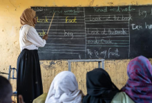 تلاميذ داخل أحد الفصول الدراسية في ظل تحديات تواجه انتظام العملية التعليمية.