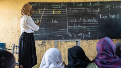 تلاميذ داخل أحد الفصول الدراسية في ظل تحديات تواجه انتظام العملية التعليمية.