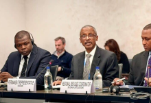 مندوب السودان في جنيف حسن حامد - وسط- يدعو إلى تحويل الدعم الدولي نحو التنمية والتعافي المبكر.