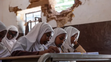 تلاميذ في فصل دراسي مدمر جزئياً في مدرسة بولاية الخرطوم.. 13 مايو 2026 "يونيسف"