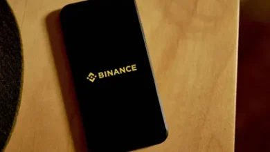 شعار "بينانس"، أكبر بورصة تشفير في العالم، على شاشة هاتف محمول -