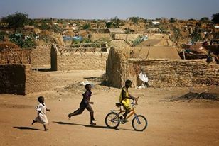 أطفال يلهون في مخيم (كلما) للنازحين بنيالا عاصمة ولاية جنوب دارفور.