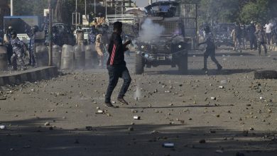 استخدمت قوات الأمن في الخرطوم الغاز المسيل للدموع - وأحيانًا الرصاص - في محاولة لوقف المظاهرات.