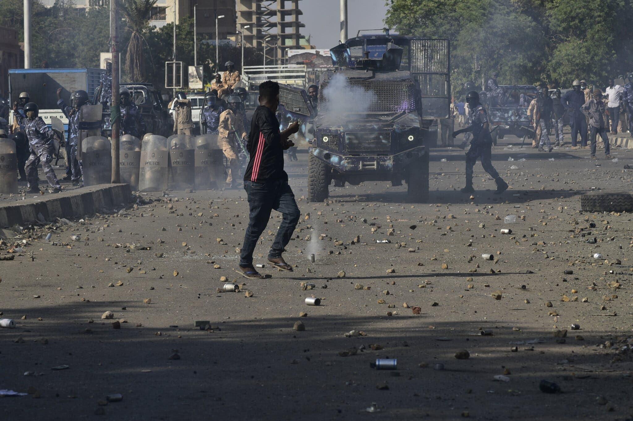 استخدمت قوات الأمن في الخرطوم الغاز المسيل للدموع - وأحيانًا الرصاص - في محاولة لوقف المظاهرات.