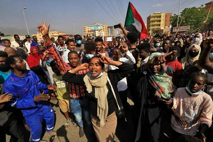 Sudanese protesters march in 60th Street in the capital Khartoum, to denounce overnight detentions by the army of members of Sudan's government, on October 25, 2021. Armed forces detained Sudan's Prime Minister over his refusal to support their "coup", the information ministry said, after weeks of tensions between military and civilian figures who shared power since the ouster of autocrat Omar al-Bashir. (Photo by AFP)