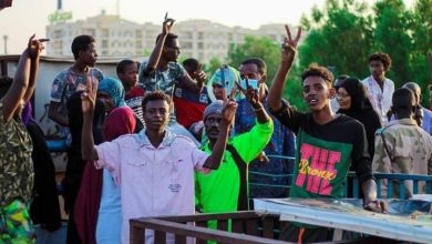 أحد احتجاجات لجان مقاومة الجريف شرق، ويظهر فيها محمد إسماعيل ود عكر والذي أكدت عائلته مقتله يرتدي فانلة صفراء ويضع طاقية على رأسه