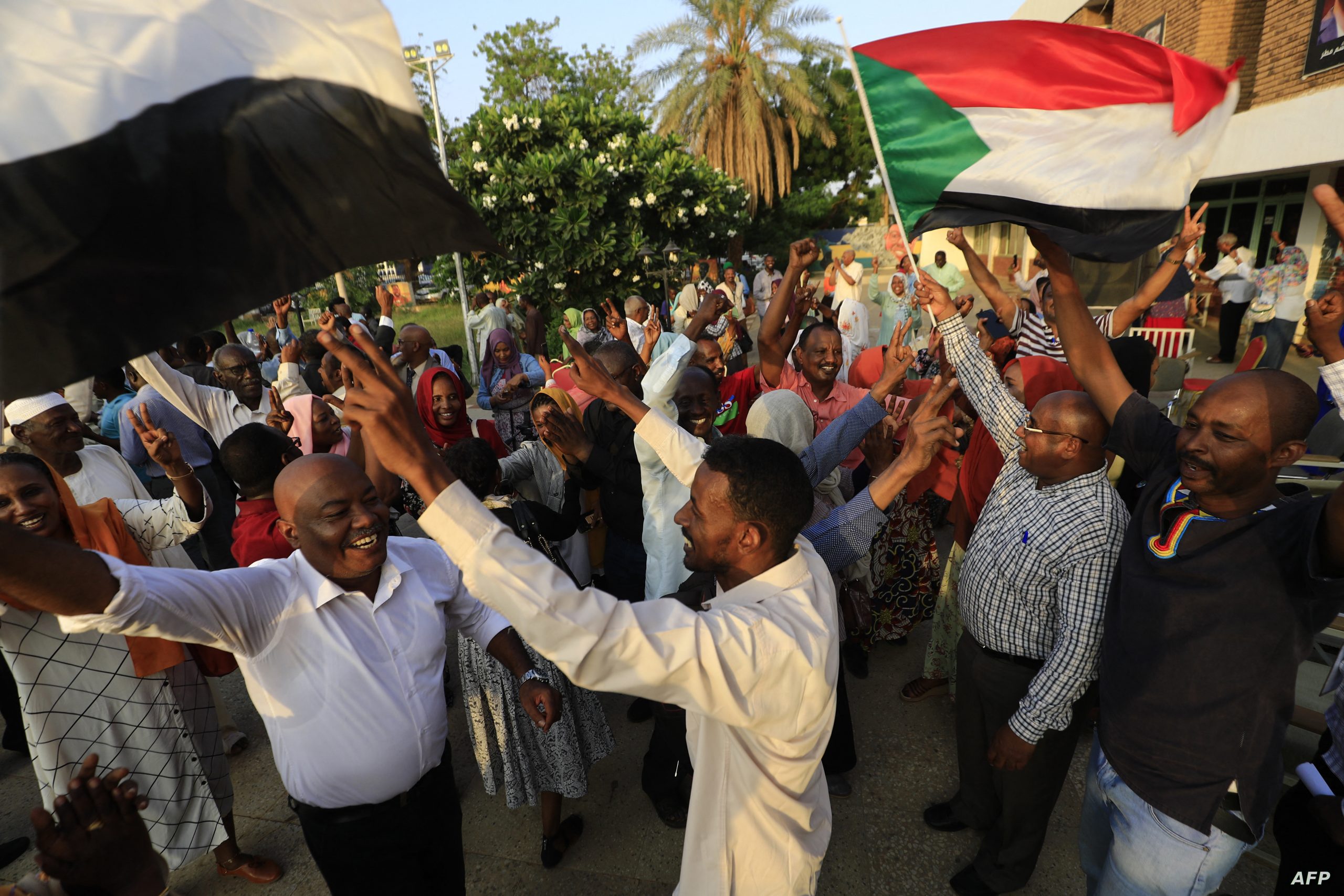 صحفيون سودانيون يحتفلون بفوز عبد المنعم أبو إدريس بمنصب النقيب