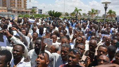 تجمع العاملين بقطاع الكهرباء أمام وزارة الطاقة للمطالبة بتحسين أجورهم