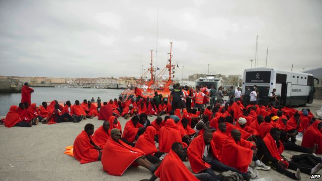 اسعاف مهاجرين غير شرعيين على شواطئ اسبانية