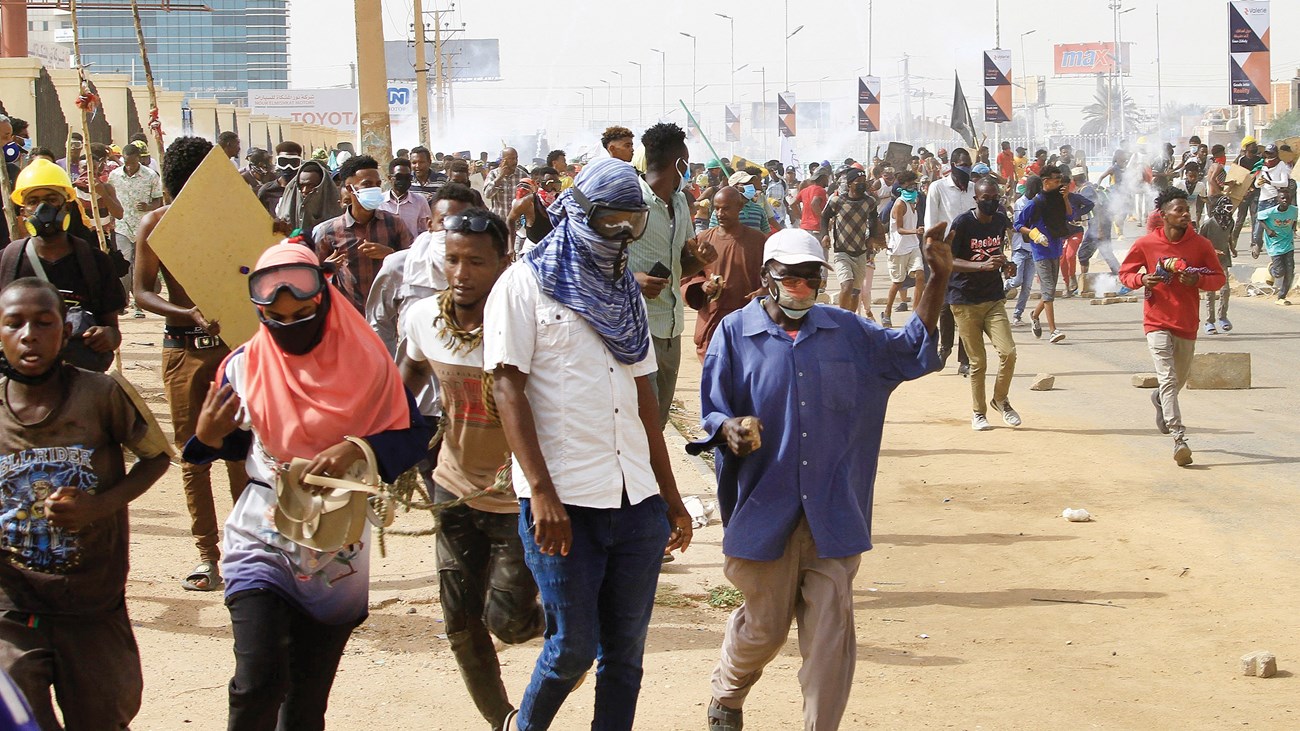 سودانيون يتظاهرون في الخرطوم للمطالبة بالانتقال الديمقراطي (أ ف ب)