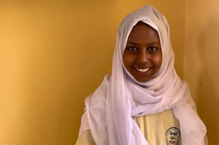 طفلة تلتحق بالمدرسة في منطقة سنكات شرقي السودان