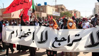 محتجون سودانيون رافضون للانقلاب العسكري