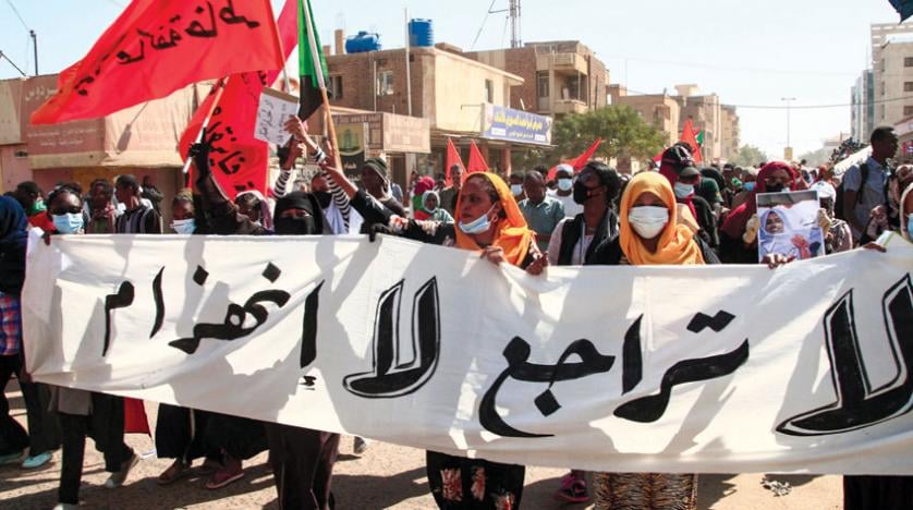 محتجون سودانيون رافضون للانقلاب العسكري