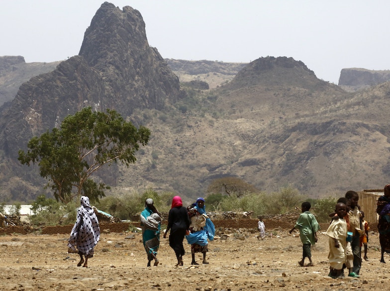 قرويون سودانيون يسيرون في بلدة قولو بوسط دارفور في السودان، 19 يونيو 2017 - AFP