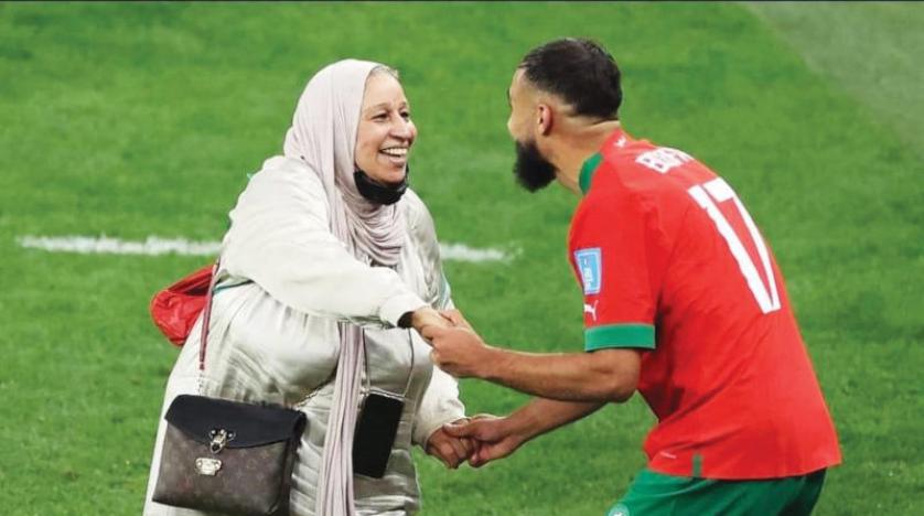 اللاعب المغربي سفيان بوفال في لحظة فرح واحتفال مع والدته بعد الفوز على البرتغال (أ.ب)