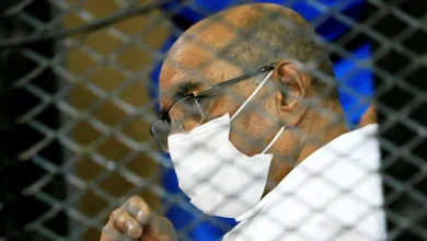 عمر البشير خلال جلسة محاكمته بالخرطوم © رويترز