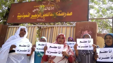 معلمات سودانيات يشهرن مشاركتهن في إضراب يطالب بتحسين أجور العاملين في قطاع التعليم (مواقع التواصل)