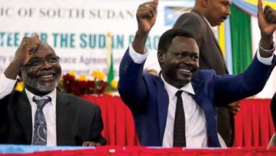 مناوي وجبريل في توقيع اتفاق جوبا للسلام 2020