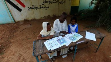 يتشارك الأساتذة الصعوبات مع التلاميذ في السودان (أشرف شاذلي - فرانس برس)