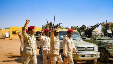 قائد قطاع الدعم السريع بولاية شمال دارفور جدو حمدان محاطا بعدد من الجنود في الفاشر