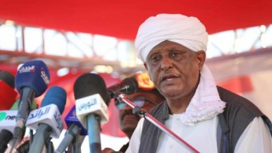 يقول ياسر العطا إن التهديد بامتلاك جيش مواز سيؤدي إلى انهيار السودان