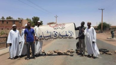 صورة نشرتها الإدارة الأهلية تظهر إغلاق أفراد لطريق الخرطوم بحري - الجيلي الأربعاء 5 أبريل