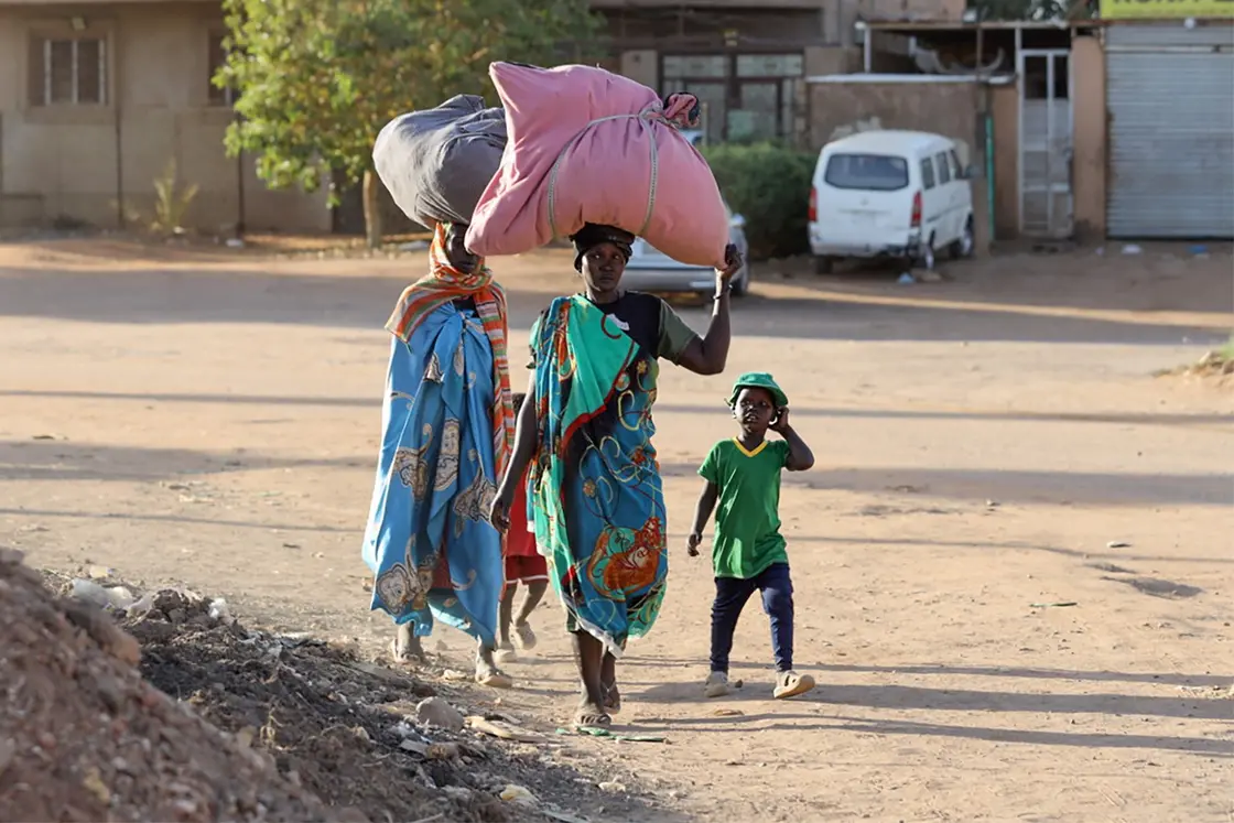 سودانيون يهربون من منازلهم في الخرطوم بسبب الاشتباكات - فرانس برس