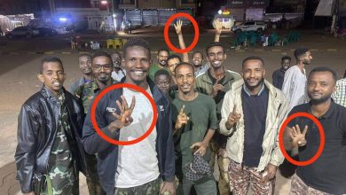 قوات العمل الخاص التابعة للجيش السوداني تشير بعلامة رابعة