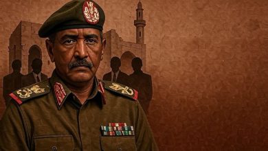 رجل عسكري أمام خلفية تاريخية مع مئذنة